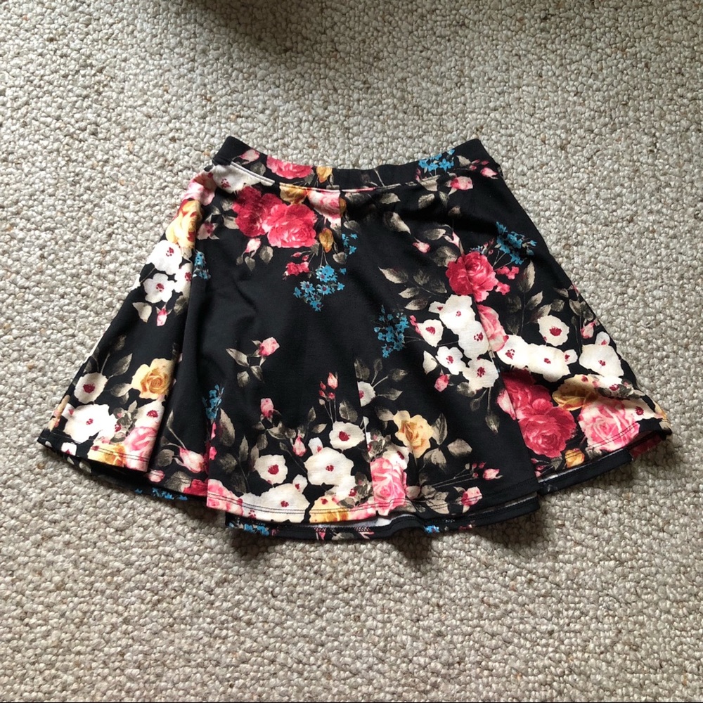 CUTE FLORAL SKIRT SIZE SMALL